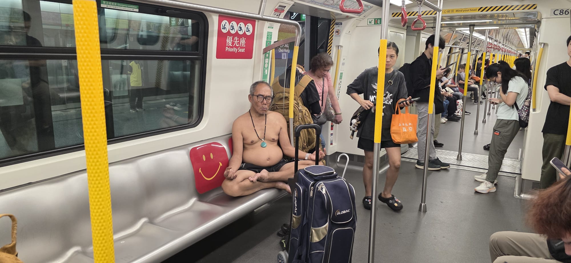 上半身赤裸怪男港鐵關愛座「盤膝打坐」